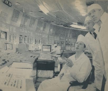 Centro de control del reactor 3 en la central nuclear de Chernóbil, en mayo de 1995