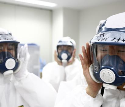 Periodistas se preparan para visitar la central nuclear de Fukushima, en 2012