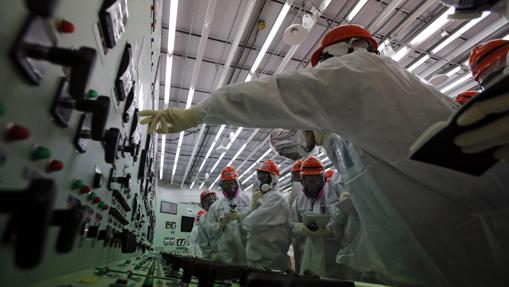 Miembros de Tokyo Electric Power (TEPCO) y periodistas visitan en 2014 la sala de control de los reactores 1 y 2 de la planta de Daiichi en Fukushima (Japón)