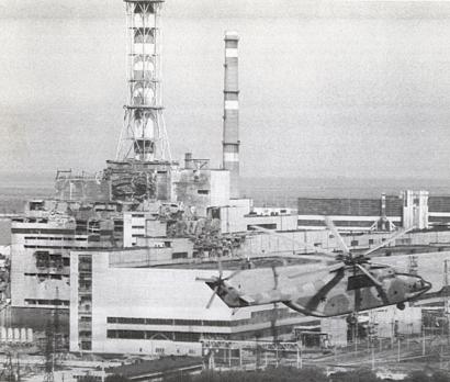 Vista de la central nuclear de Chernóbil días después del accidente. Carecía de edificio de contención, por lo que la explosión expulsó la radiación al exterior