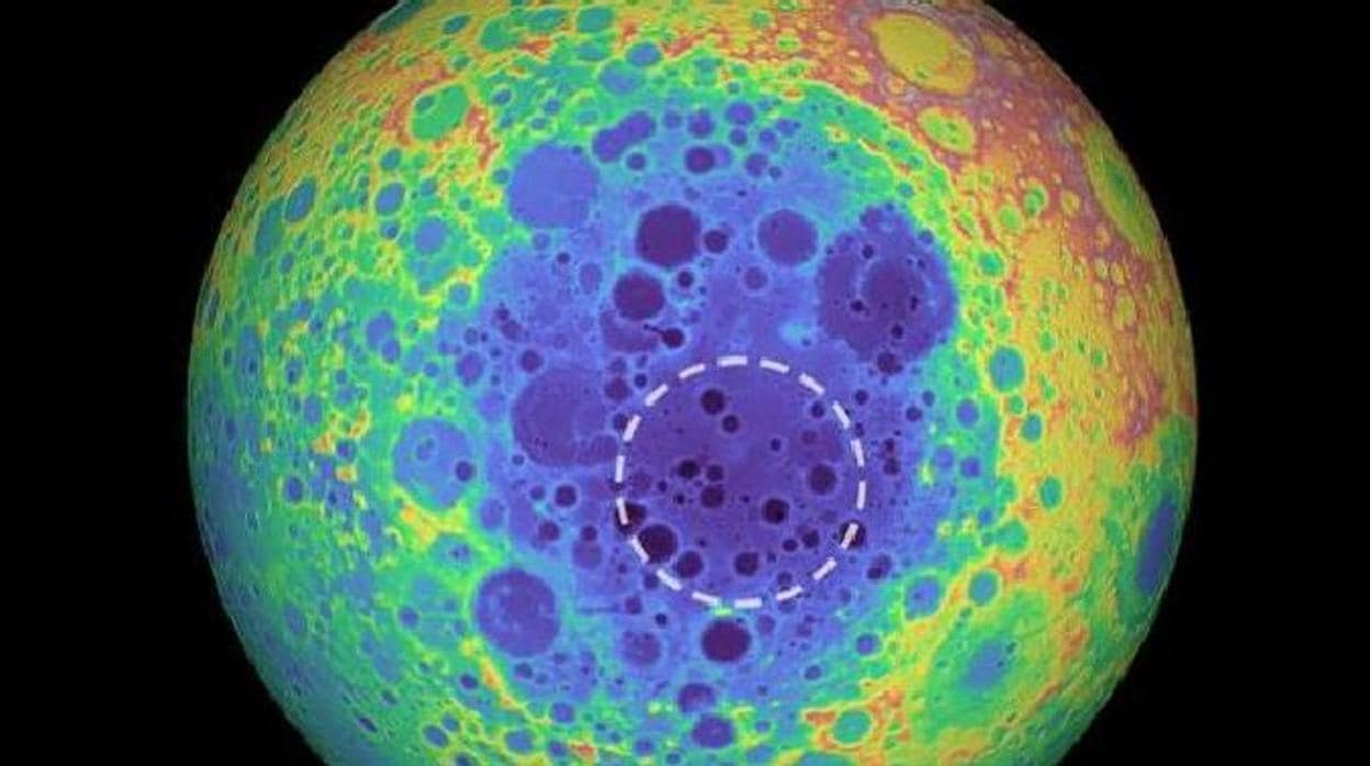 En la imagen, la topografía de la cara oculta de la Luna. El círculo muestra la localización de la enorme masa metálica hallada bajo la cuenca Aitken, el mayor cráter de impacto del Sistema Solar
