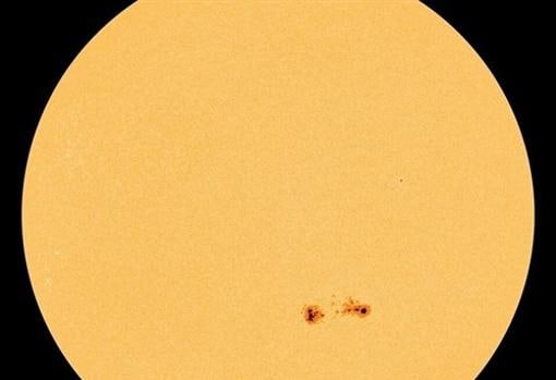 Dos manchas solares registradas el 24 de agosto de 2015 en la superficie del Sol