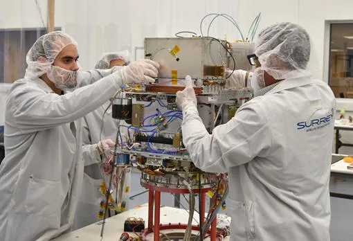 Los técnicos integran el reloj atómico de de la NASA en el satélite Orbital Test Bed