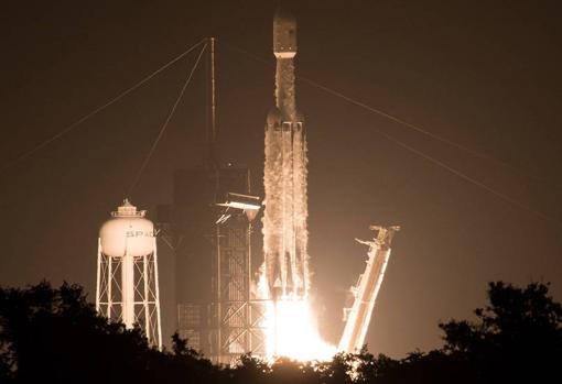 Lanzamiento del cohete de SpaceX desde el Centro Espacial Kennedy de la NASA en Florida, Florida