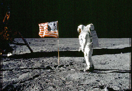 El astronauta del Apolo 11, Buzz Aldrin, de pie frente a la bandera de los Estados Unidos en la Luna