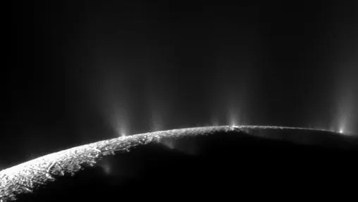 La Cassini fotografió los penachos de agua con hielo en Encélado