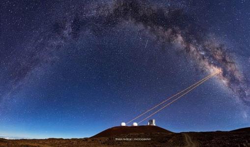 Los láseres de los dos telescopios Keck (Hawái), propagándose en dirección al centro galáctico. Cada láser crea una estrella artificial que se emplea para corregir la distorsión de las imágenes producida por la atmósfera de la Tierra