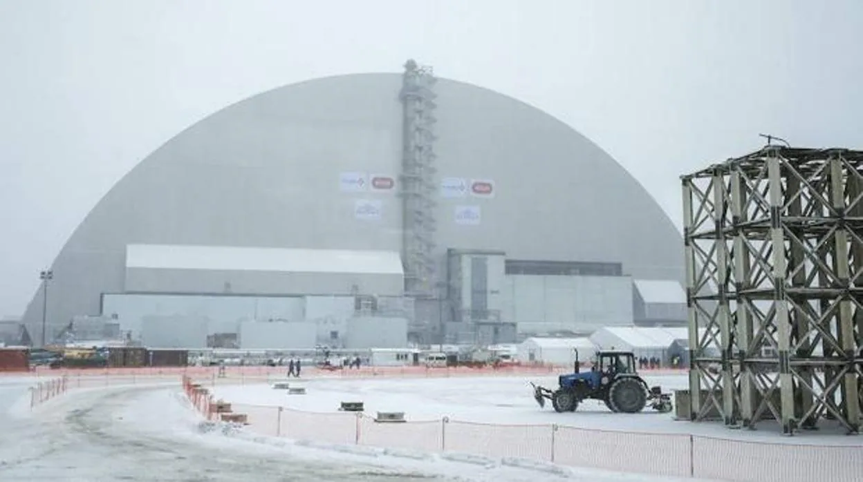 El arco que ahora cubre el sarcófago sobre el reactor 4 de Chernóbil