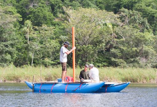 El investigador David Wahl, de pie, recogiendo muestras de sedimentos en el Lago Ek'Naab, al noreste de Guatemala