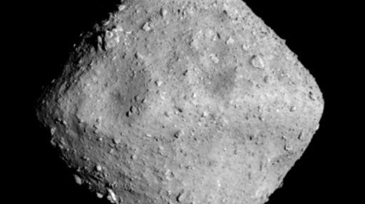 Fotografía del asteroide Ryugu, un objeto de cerca de un kilómetro de longitud visitado por la sonda japonesa Hayabusa 2