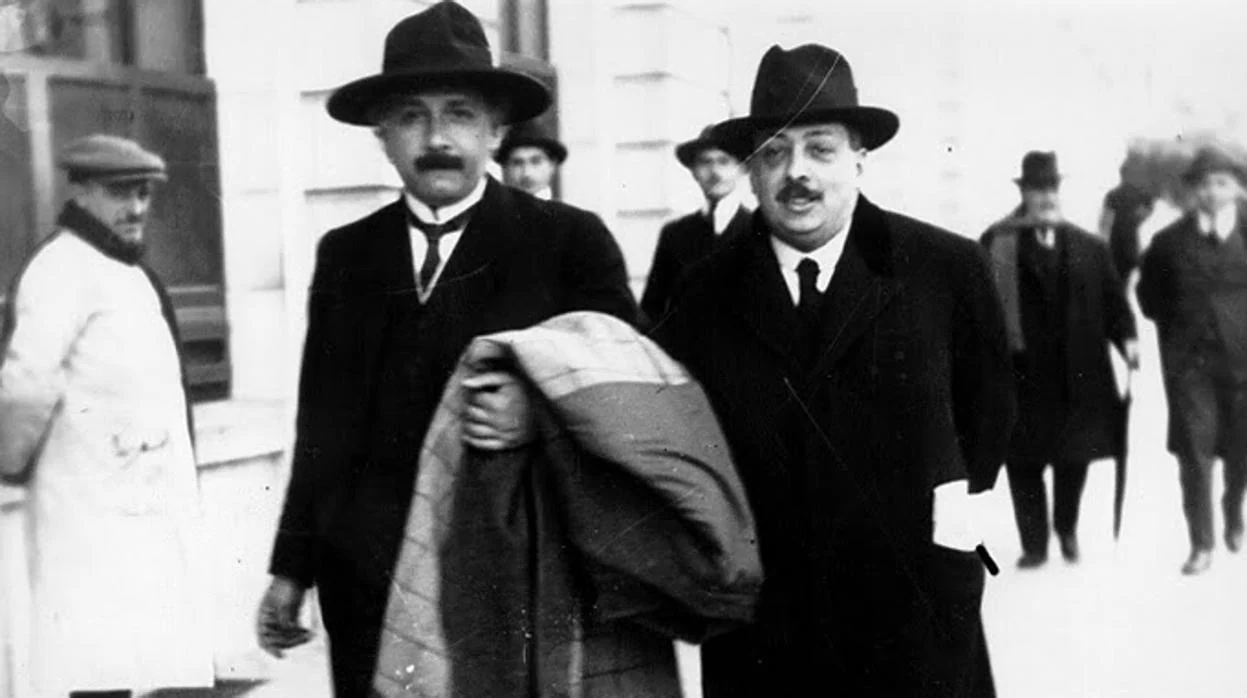 Einstein (izquierda) pasea por las calles de Madrid con Cabrera en una visita a España