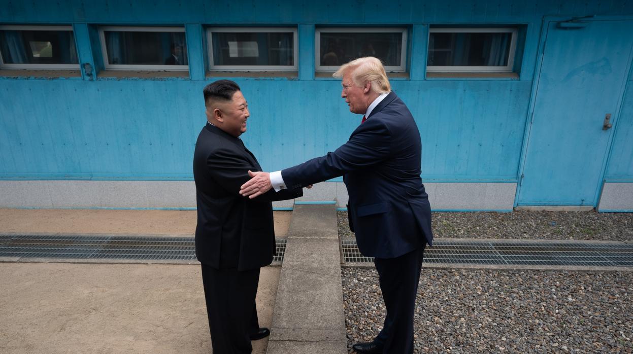 El presidente de Estados Unidos, Donald Trump, saludando al líder norcoreano Kim Jong-un