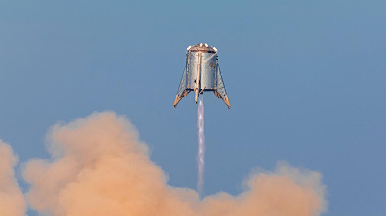 El prototipo de SpaceX, Starhopper, se elevó en los cielos de Texas este martes