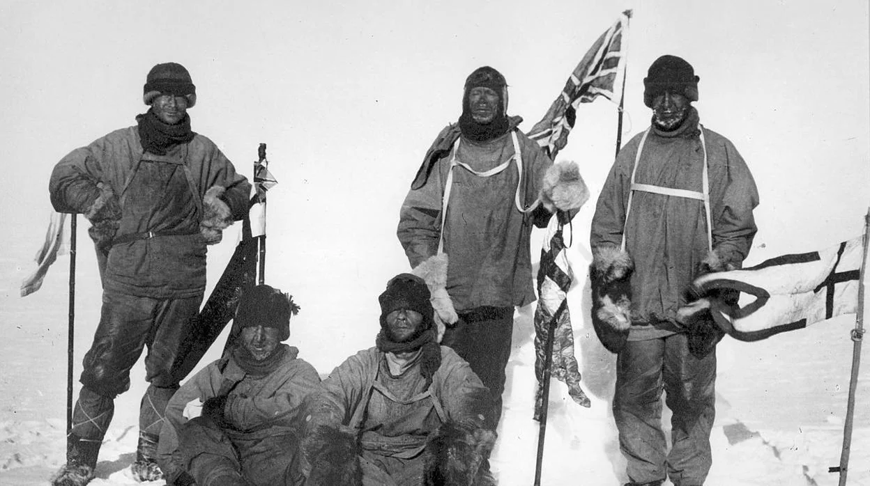 Los miembros del equipo de Scott en el Polo Sur, el 18 de enero de 1912. De izquierda a derecha, de pie: Oates, Scott, Wilson; sentados: Bowers, Evans