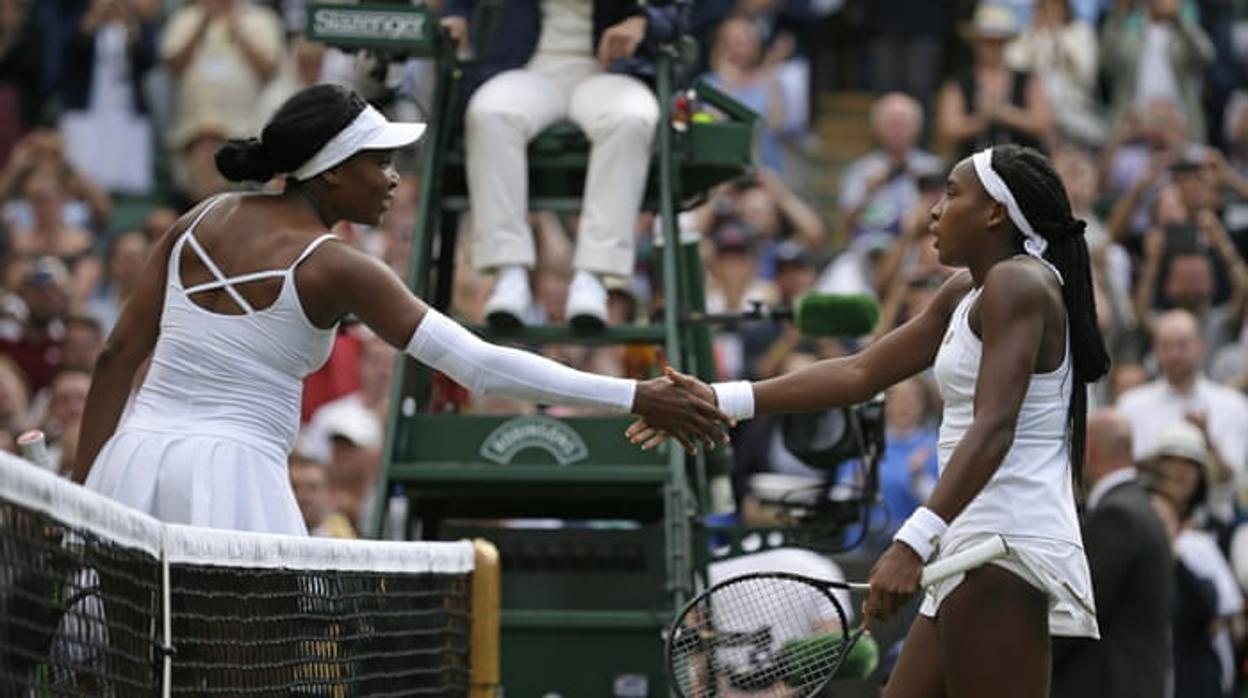Venus Williams da la mano a su rival, la joven Coco Gauff