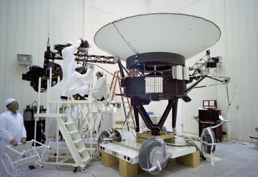 Ingenieros trabajando en la Voyager 2, el 23 de marzo de 1977