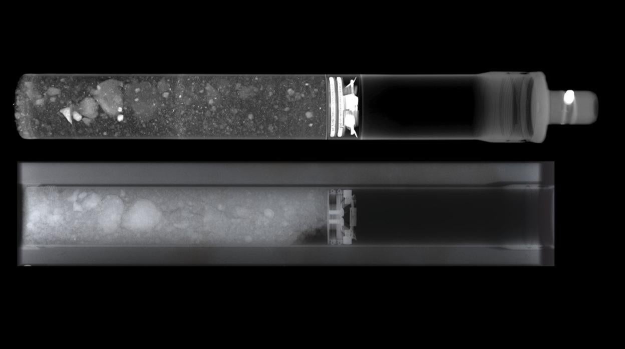 Dos escaneos de rayos X de la muestra analizada. La de abajo hecha en 1974 y la de arriba esta semana, con la tecnología actual