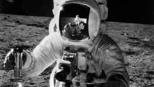 Uno de los astronautas del Apolo 12 realizando un experimento en la superficie lunar