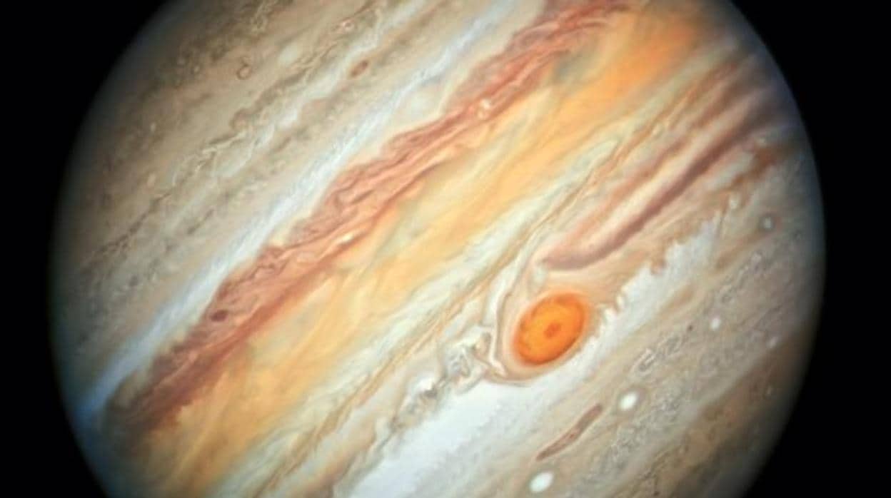 La Gran Mancha Roja, a la derecha, captada por el telescopio espacial Hubble