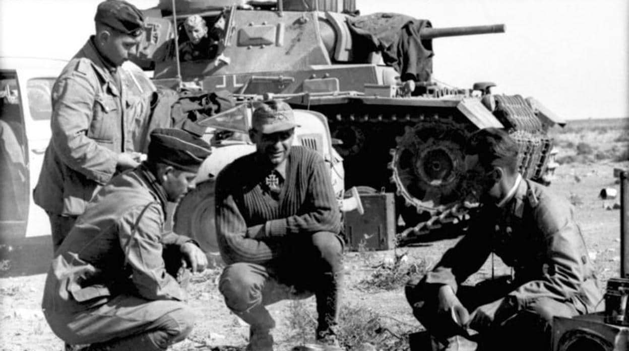 La tripulación de un carro de combate alemán come en el desierto africano, en 1942