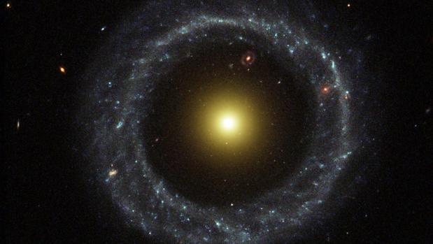 El objeto de Hoag, la extraña galaxia dentro de una galaxia en cuyo interior hay otra galaxia