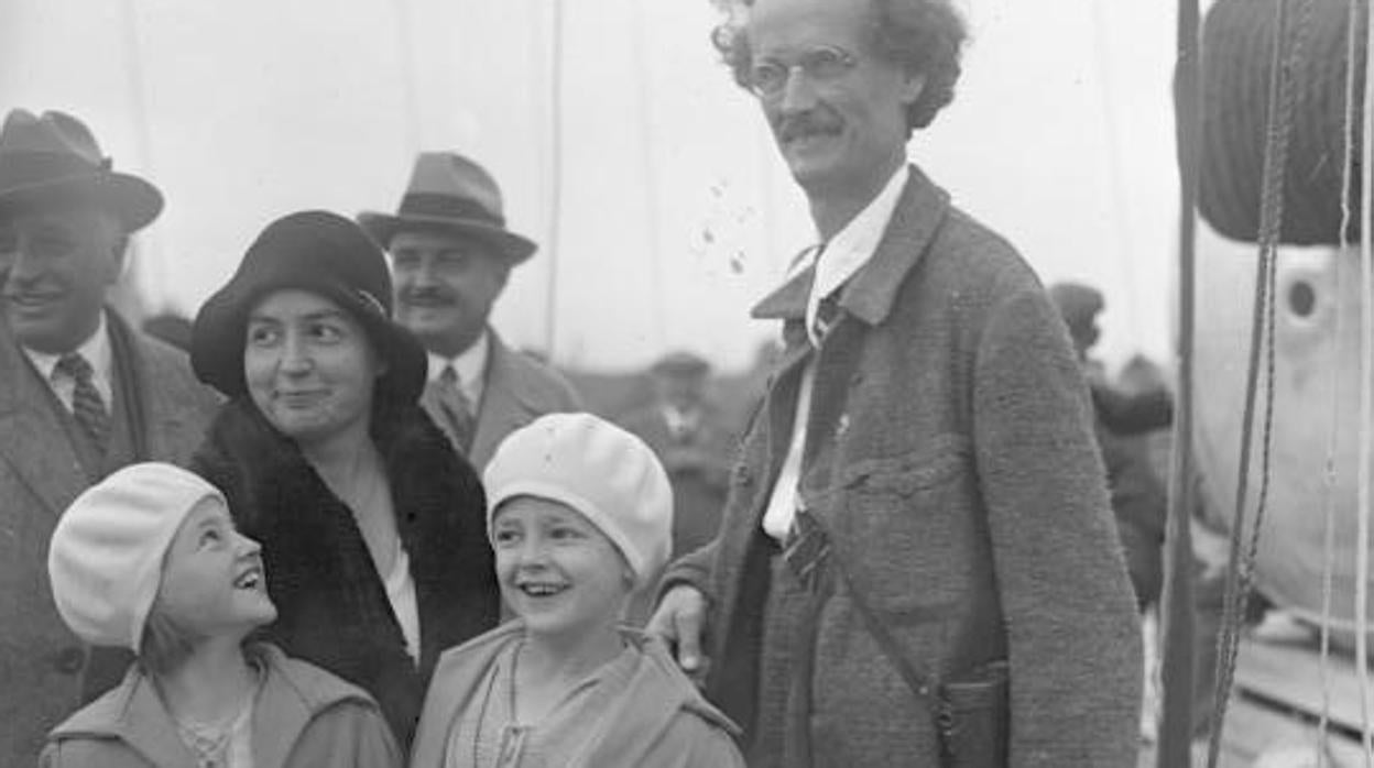 Auguste Piccard con su esposa e hijas, en 1931