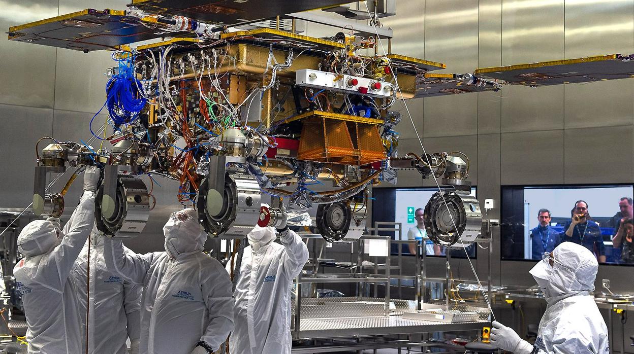 El rover de la misión ExoMars en las instalaciones de Airbus España