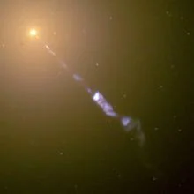 Imagen de M87. El agujero negro de su núcleo emite un enorme chorro, visible en la imagen