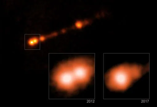 Dos imágenes de los «nudos» del chorro de M87 en 2012 y 2017