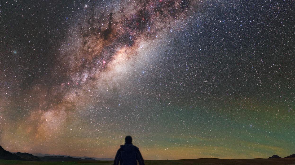 Fotografía de la Vía Láctea tomada desde el desierto de Atacama, en Chile