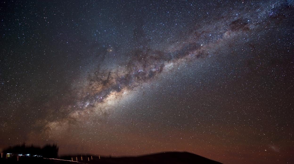 La Vía Láctea en el cielo sobre las instalaciones del Observatorio Europeo Austral (ESO) en el Monte Paranal, en Chile