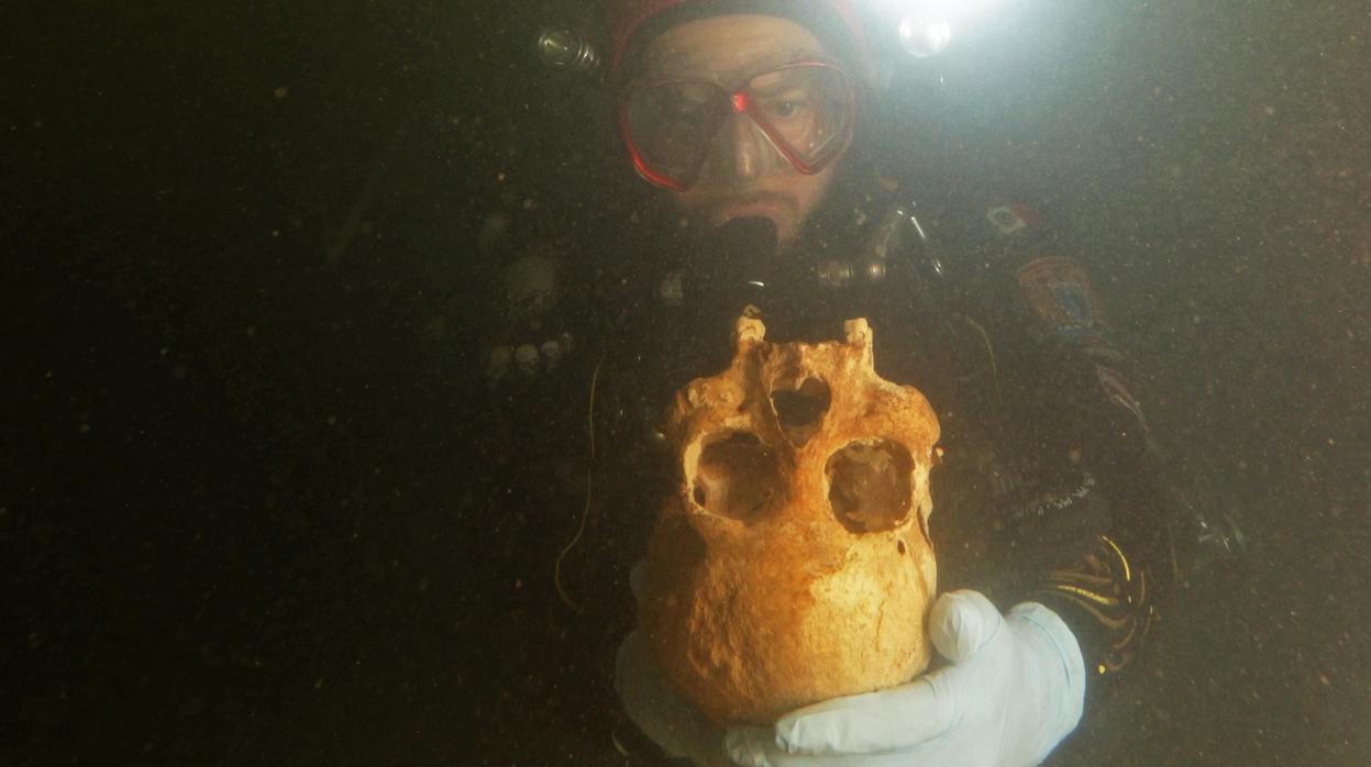 Exploración submarina de la cueva Chan Hol, cerca de Tulúm, México