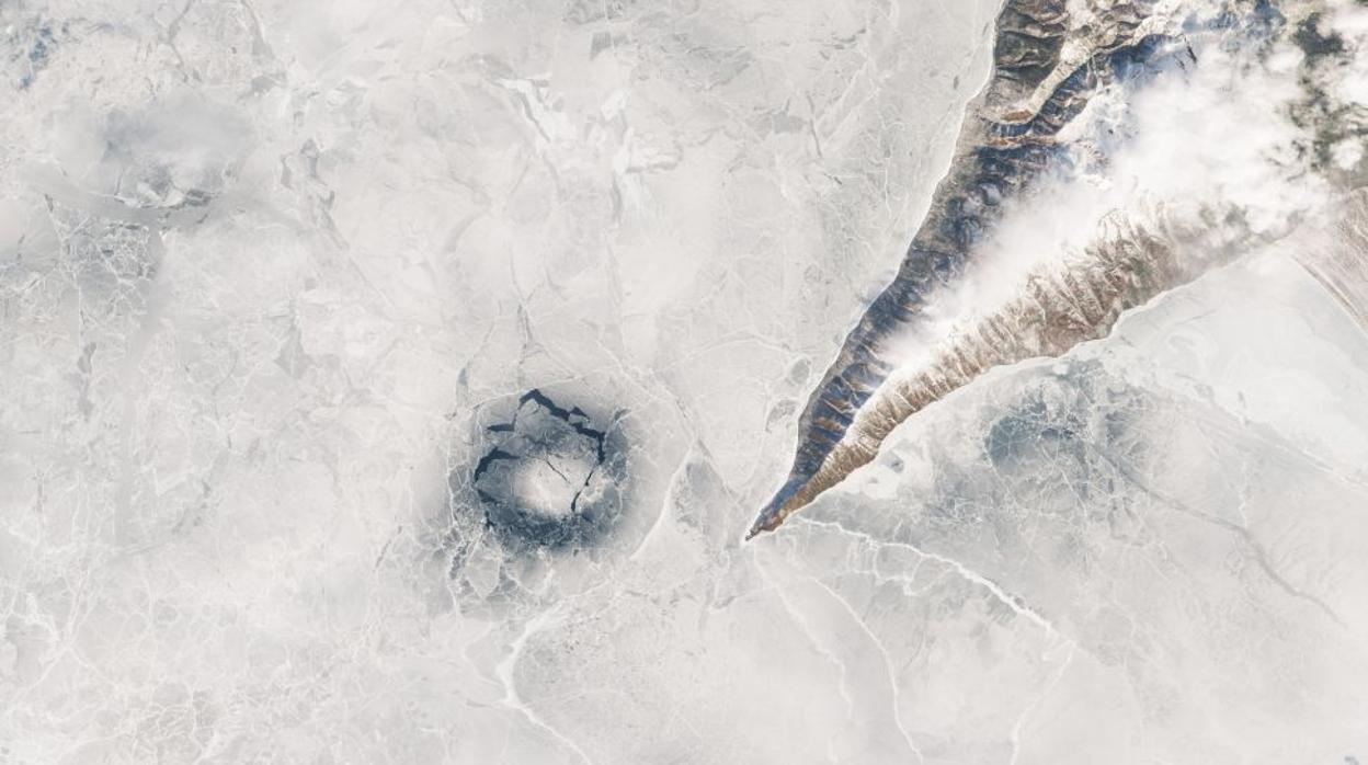 Vista satelital de uno de los anillos de hielo del lago Baikal