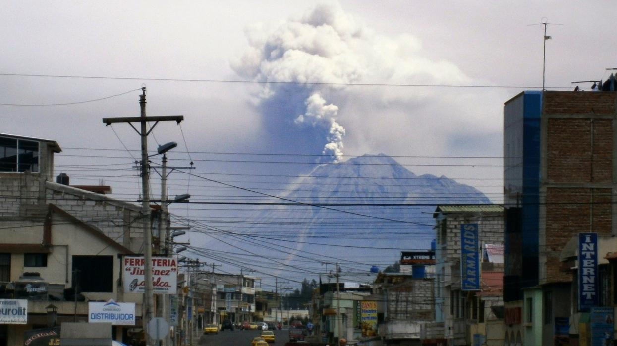 Vista del Tungurahua, que en quechua significa «Garganta de Fuego», desde la localidad de Riobamba, el 17 de diciembre de 2012