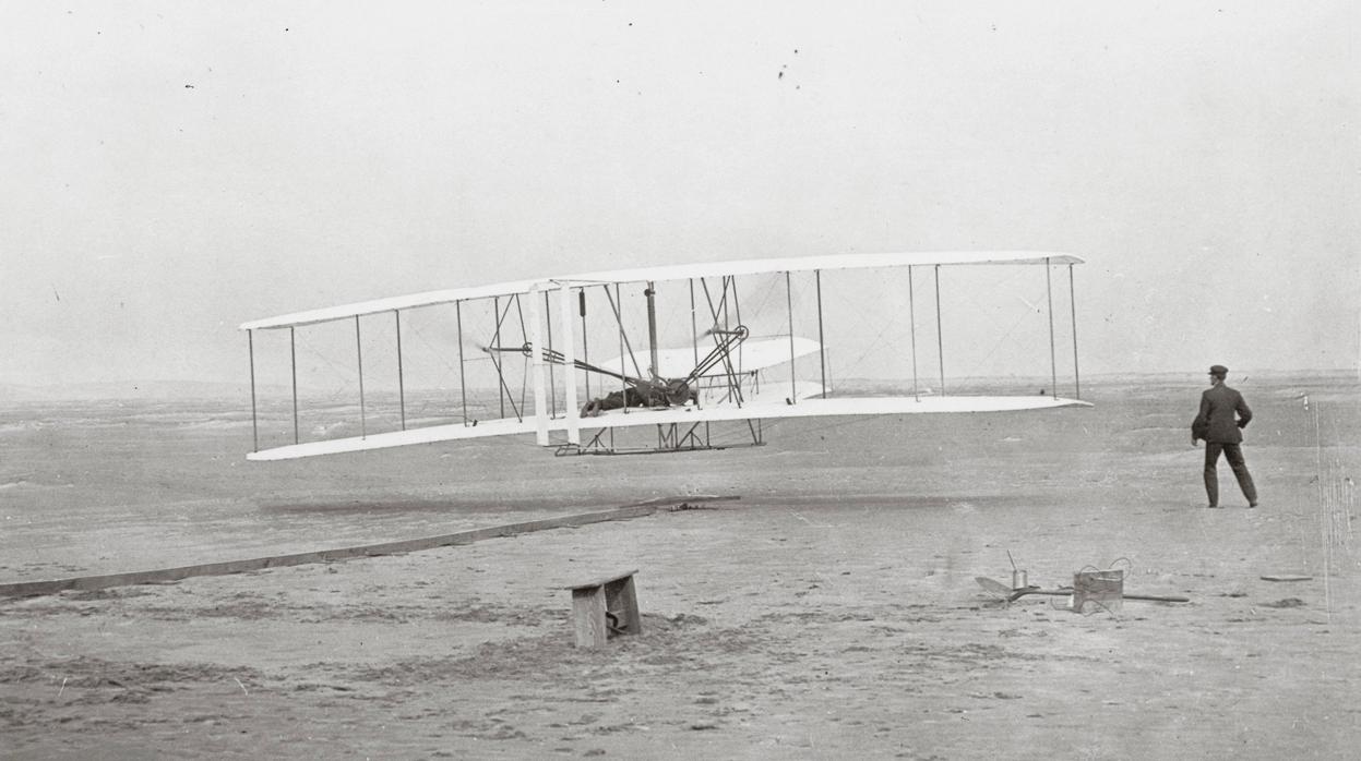 Los hermanos Wright, en una imagen de 1903, el mismo año en que hicieron volar por primera vez en la historia un aeroplano