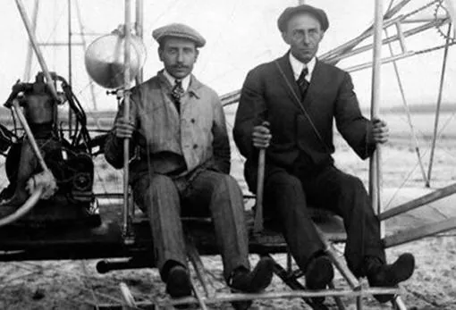 Los hermanos Wright, en una imagen de 1903, el mismo año en que hicieron volar por primera vez en la historia un aeroplano