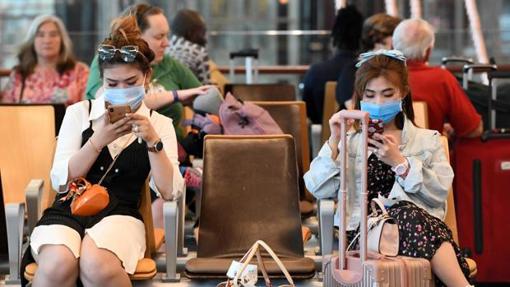 Dos mujeres en un aeropuerto