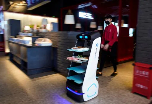 Un robot transporta la comida en un restaurante de Shanghái