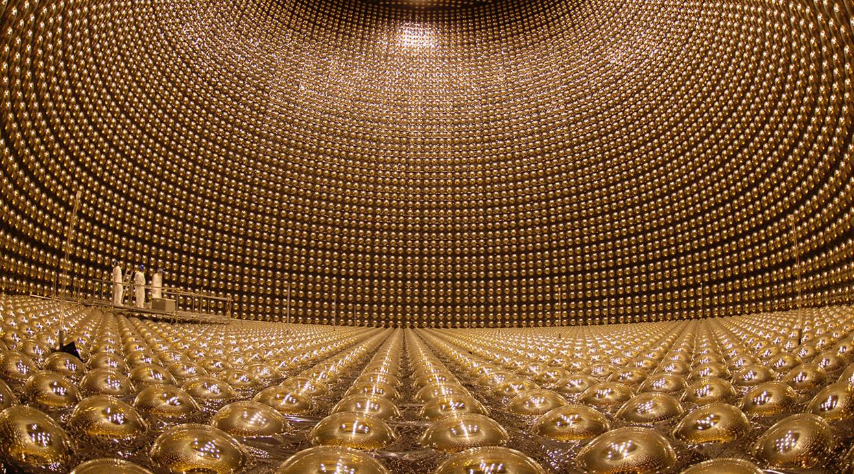 Interior del detector SuperKamiokande, en Japón, capaz de albergar 50.000 toneladas de agua ultrapura. Las esferas doradas son 13.000 fotosensores