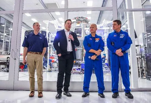 El fundador de SpaceX, Elon Musk (2º izda.) se dirige a los medios junto con el Administrador de la NASA Jim Bridenstine (izda.), y los astronautas Doug Hurley (2º dcha.) y Bob Behnken (dcha.)