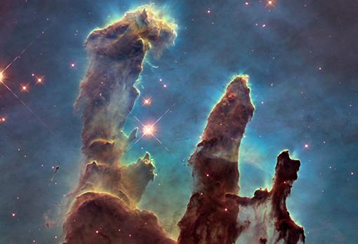 Esta imagen, llamada "Los pilares de la Creación», es probablemente la imagen más famosa del Hubble. Están hechos de hidrógeno frío mezclado con polvo, en la nebulosa del Águila.