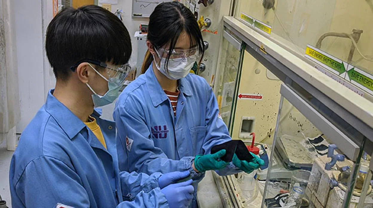 Dos miembros del equipo de investigadores hacen pruebas en su laboratorio de la Northwestern University