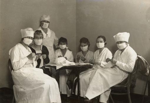 Un grupo de mujeres confecciona máscaras para la gripe en San Francisco, Estados Unidos, en 1918