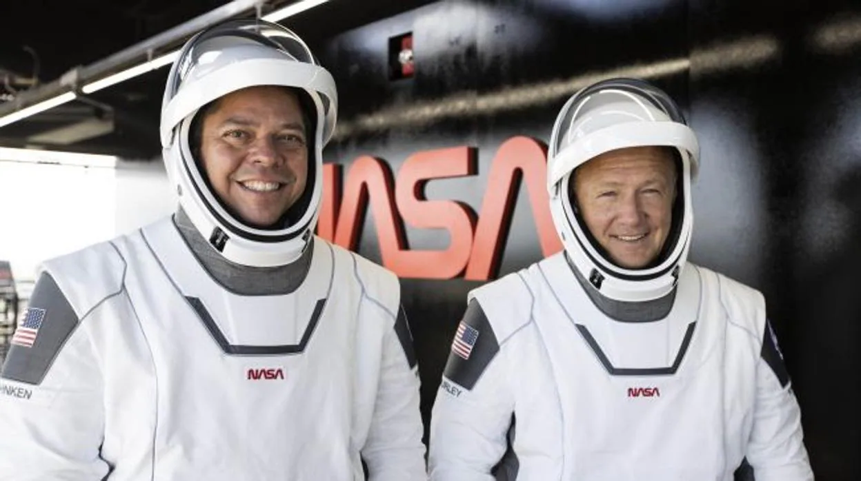 Los astronautas de la NASA (izquierda) y Doug Hurley (derecha)