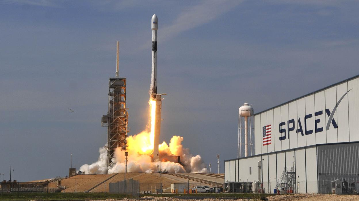 Prueba del cohete Falcon 9 lanzado desde el Kennedy Space Center en 2018