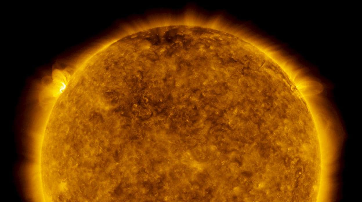 Esta imagen fue tomada el 29 de mayo por el Observatorio Solar de la NASA SDO. Arriba, a la izquierda y detrás del horizonte, puede verse el destello de una llamarada que es la mayor que se registra desde 2017