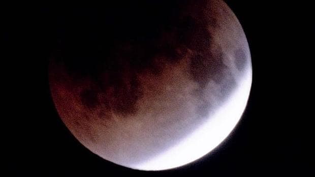 Eclipse penumbral lunar: cómo y dónde ver la «Luna de fresa» de este viernes