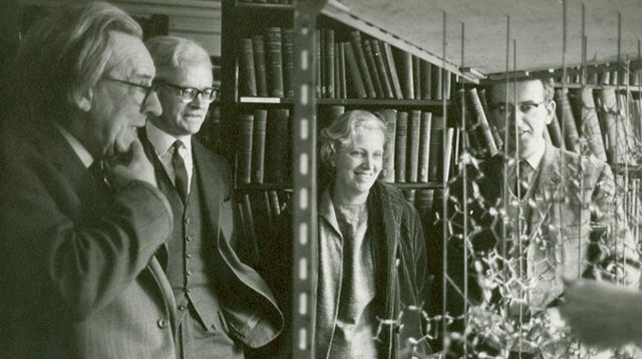 la científica Dorothy Hodgkin, Premio Nobel por mapear la estructura de la penicilina