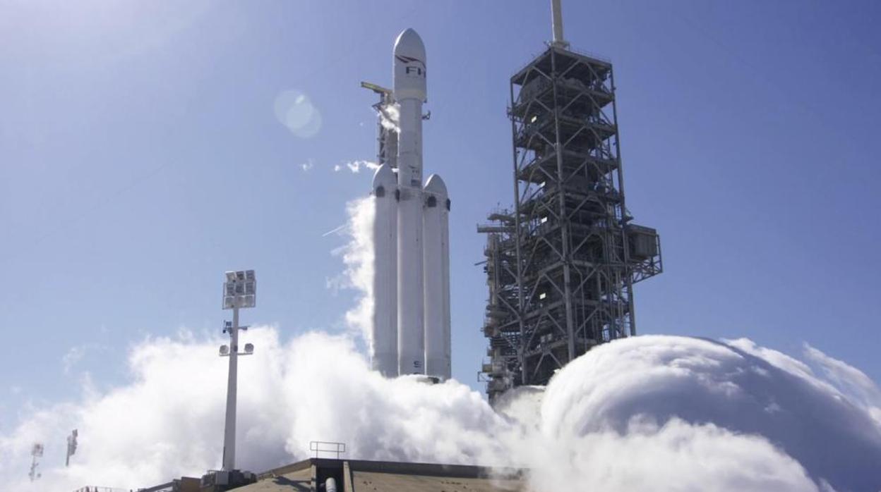 Cohete Falcon Heavy, de SpaceX, en pruebas