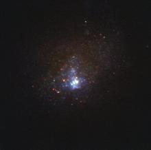 Imagen de la galaxia enana Kinman, también conocida como PHL 293B, tomada po el telescopio espacial Hubble de la NASA / ESA en 2011